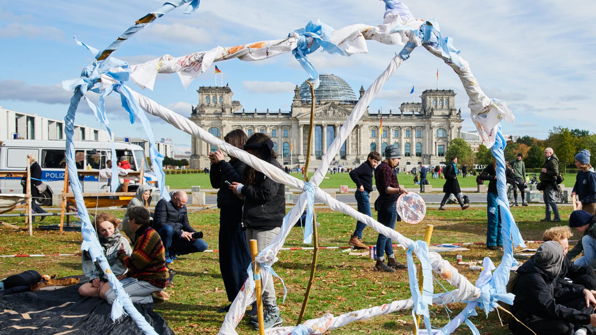 Symbol der Extinction Rebellion vor dem Reichstagsgebäude: Einige Tausend Aktivisten haben sich zum Klimacamp zusammengefunden.