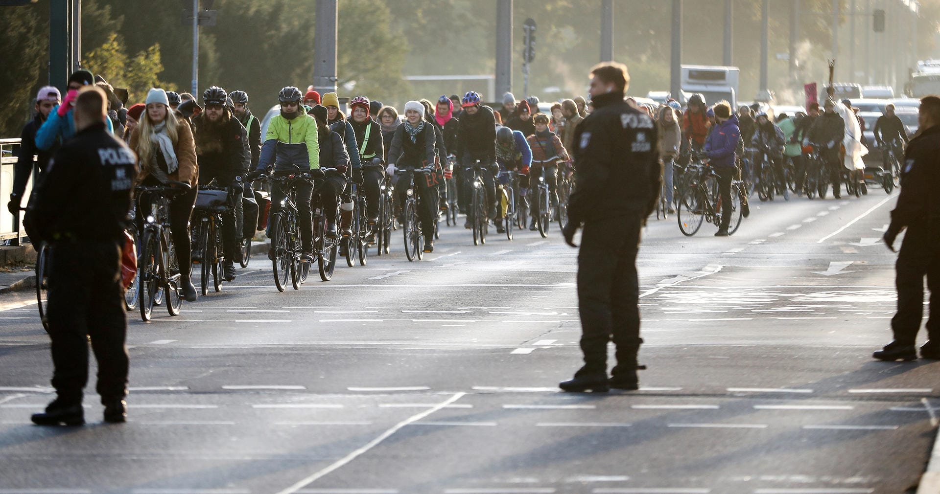 Fahrraddemo für das Klima: Eine große Gruppe von Fahrradfahrern hat in Berlin den Verkehr zum Stillstand gebracht.