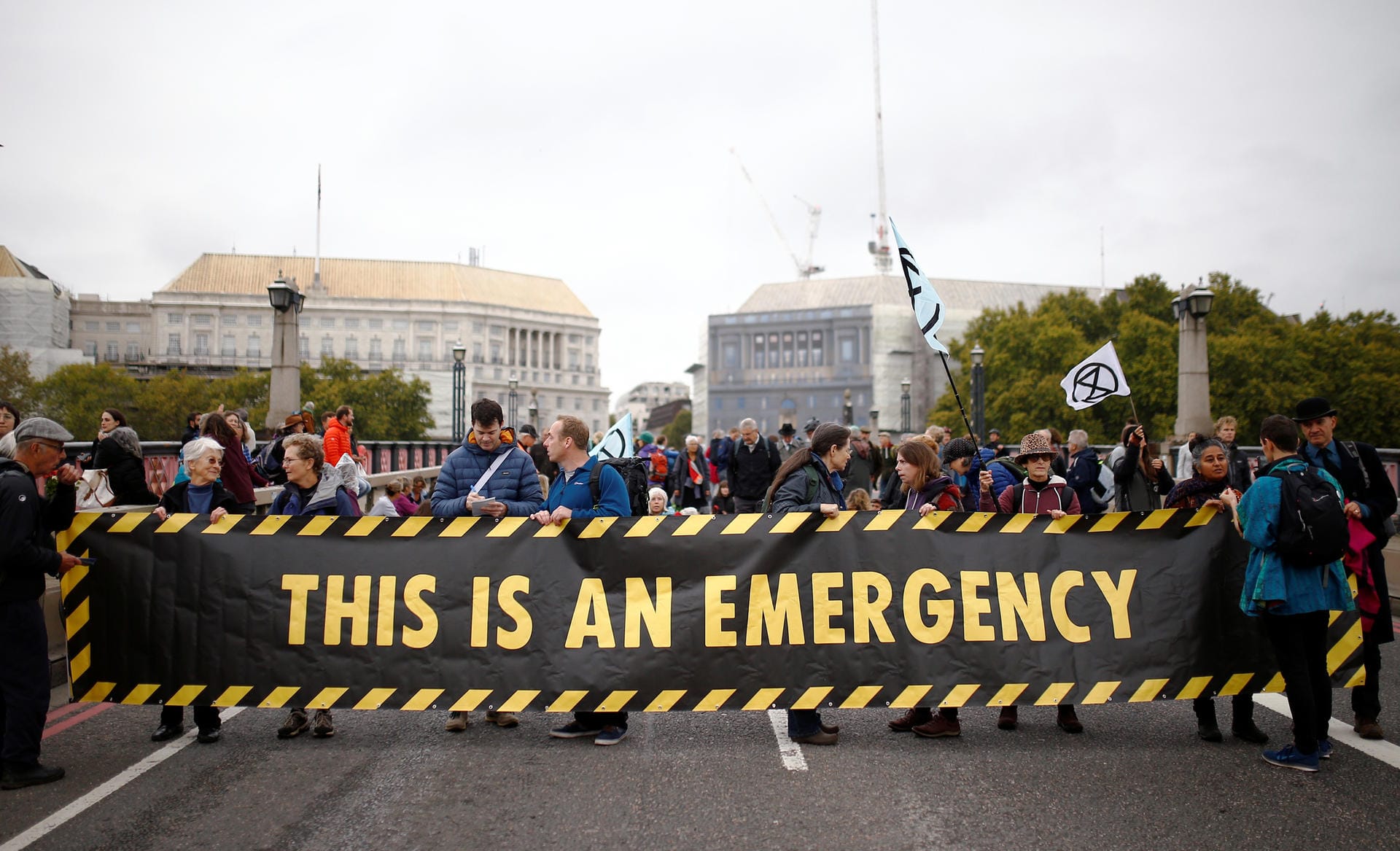 Brückenblockade in London: Extinction Rebellion hat die Lambeth Bridge am Morgen besetzt.