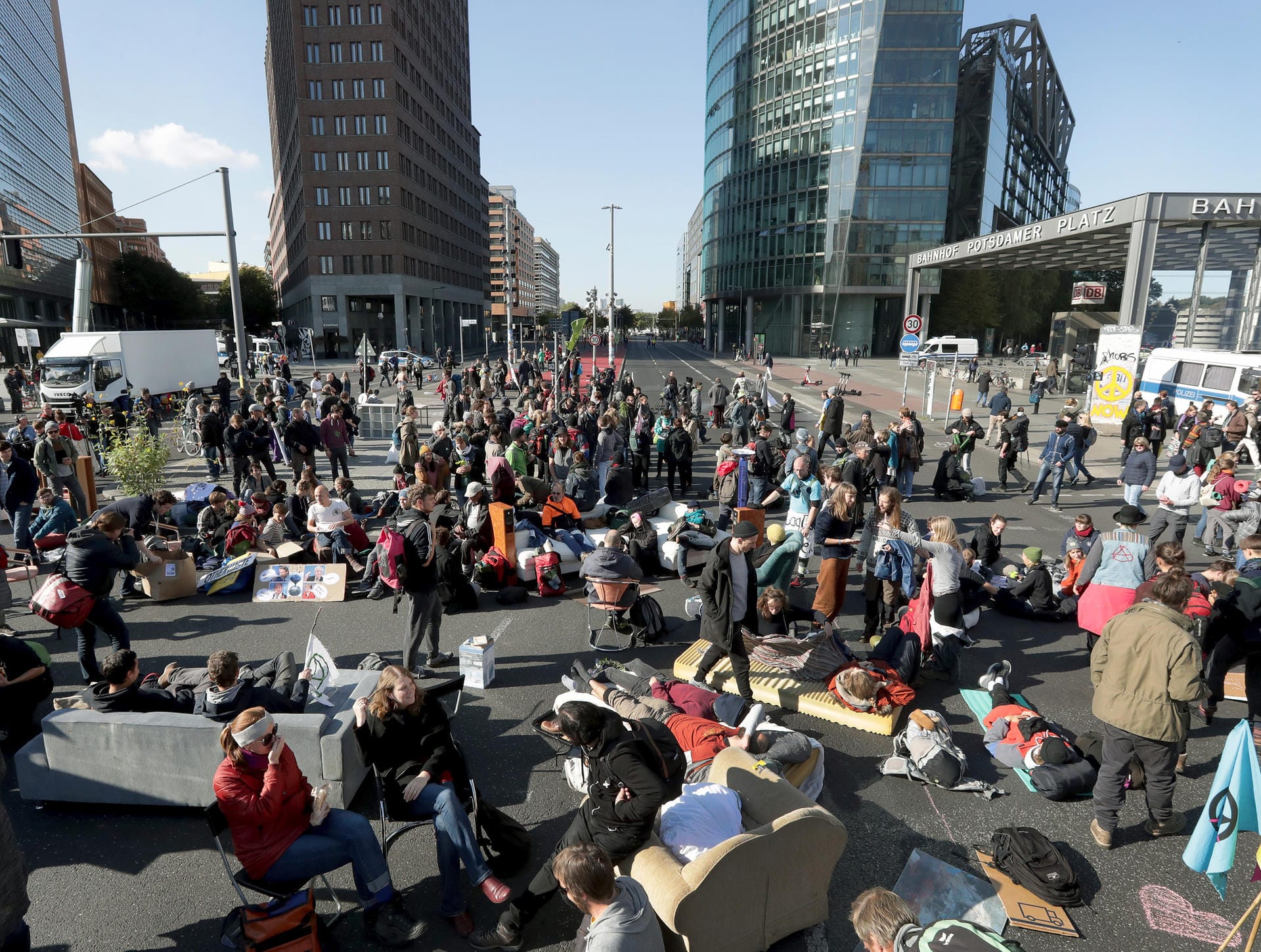 Blockade des Potsdamer Platzes: Die Aktivisten von Extinction Rebellion haben den Verkehrsknotenpunkt am Montagmittag besetzt.