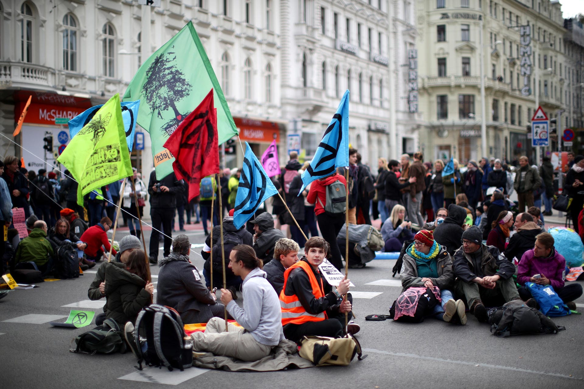Extinction Rebellion in Wien: Klimaschützer haben in der österreichischen Hauptstadt eine Kreuzung besetzt.