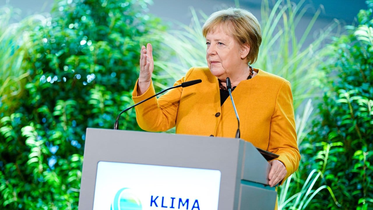 Bundeskanzlerin Angela Merkel beim Festakt zur Eröffnung der "Klima Arena" in Sinsheim.