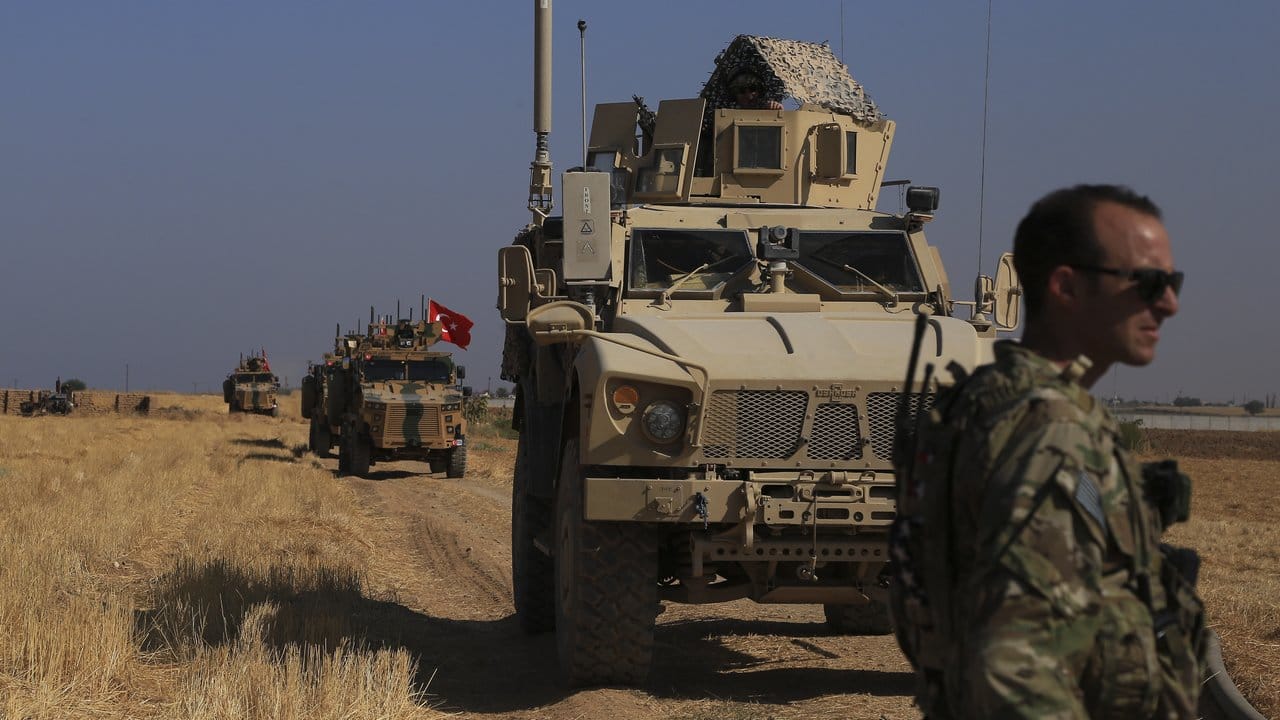 Türkische und amerikanische Panzerfahrzeuge patrouillieren bei Tal Abyad an der syrisch-türkischen Grenze. Türkische und amerikanische Panzerfahrzeuge patrouillieren bei Tal Abyad an der syrisch-türkischen Grenze.