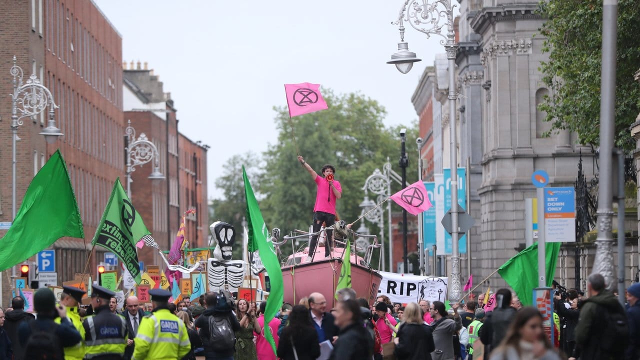 Demonstration mit Boot vor dem irischen Parlament in Dublin.
