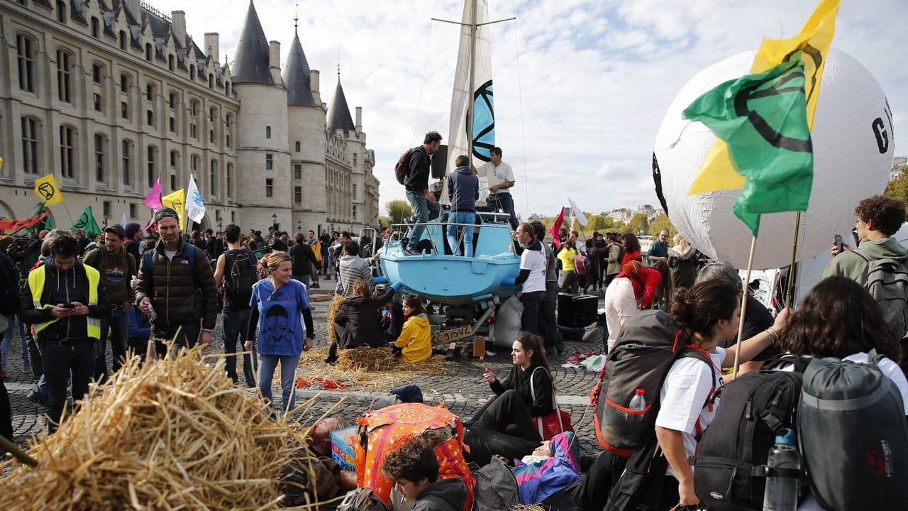 In Paris blockieren Aktivisten einen Verkehrsknotenpunkt in der Innenstadt.