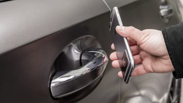 Mit der NFC-Technologie lässt sich wie hier bei Mercedes im digitalen Fahrzeugschlüssel-Sticker das Auto berührungslos öffnen, schließen und starten.