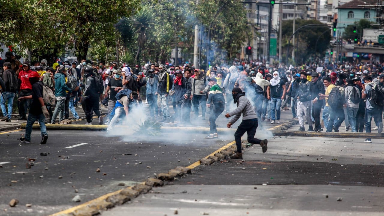 Demonstranten werfen in Quito Steine auf Sicherheitskräfte.