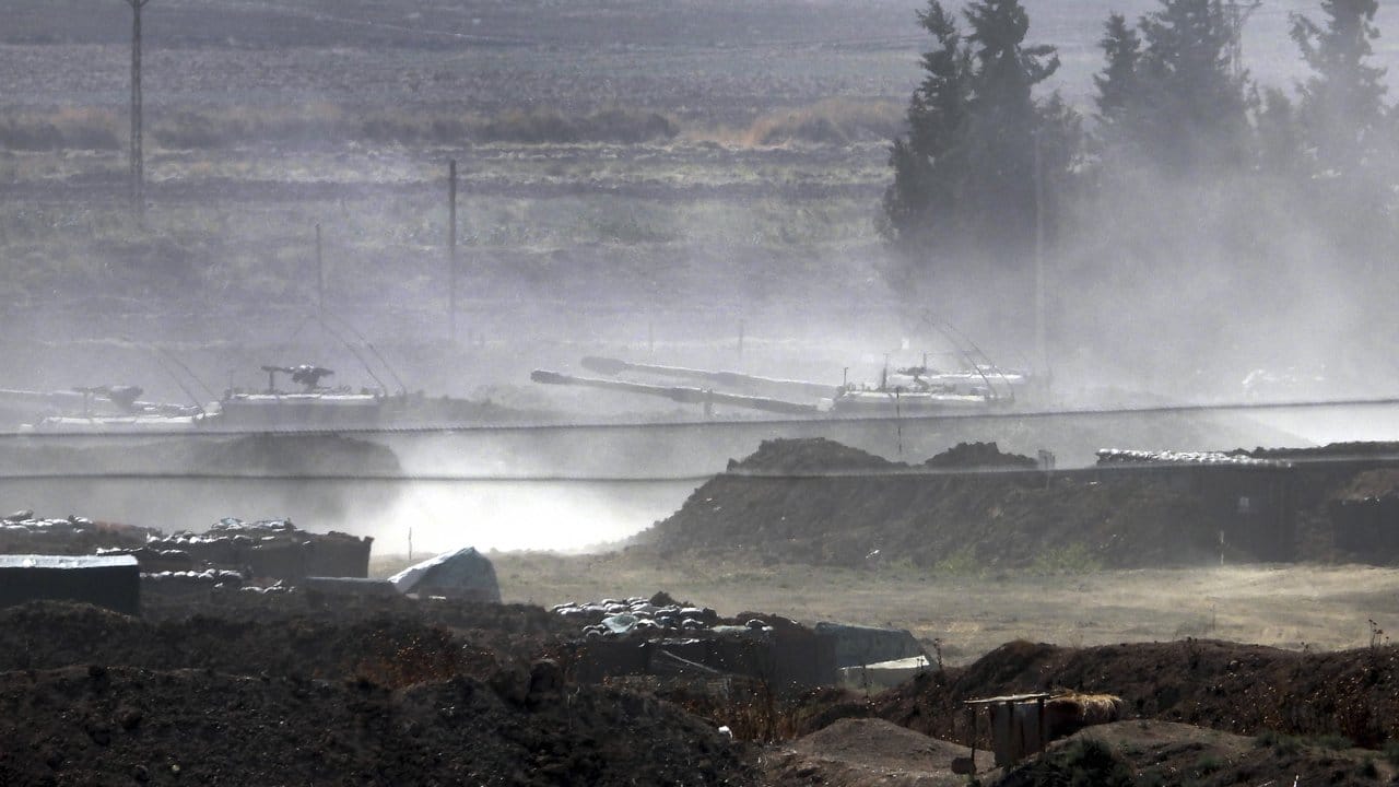 Artilleriegeschütze der türkischen Streitkräfte werden in der Provinz Sanliurfa an ihre neuen Positionen nahe der Grenze zu Syrien gebracht.