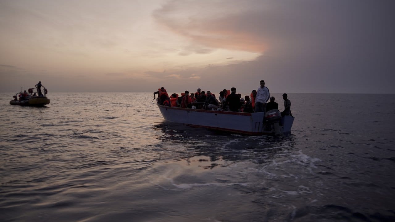 Flüchtlinge auf einem überfüllten Holzboot im Mittelmeer.
