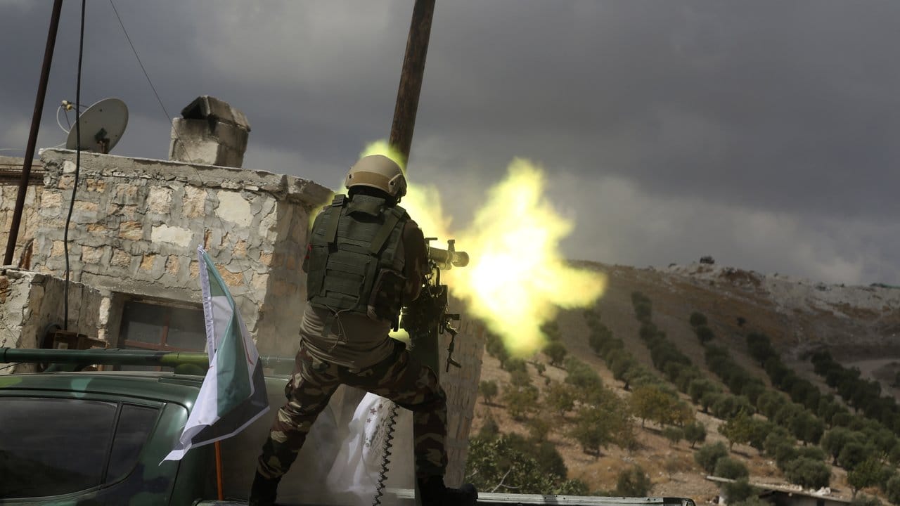 Ein Soldat der "Freien Syrischen Armee", die von der Türkei unterstützt wird, beim Training an einem schweren Maschinengewehr.