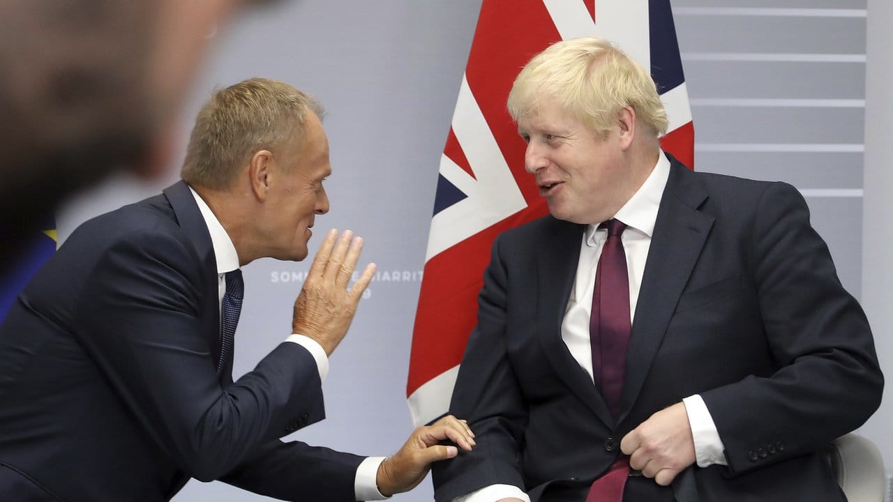 Beim G7-Gipfel in Biarritz: Der britische Premier Boris Johnson im Gespräch mit Donald Tusk, dem Präsidenten des Europäischen Rates.