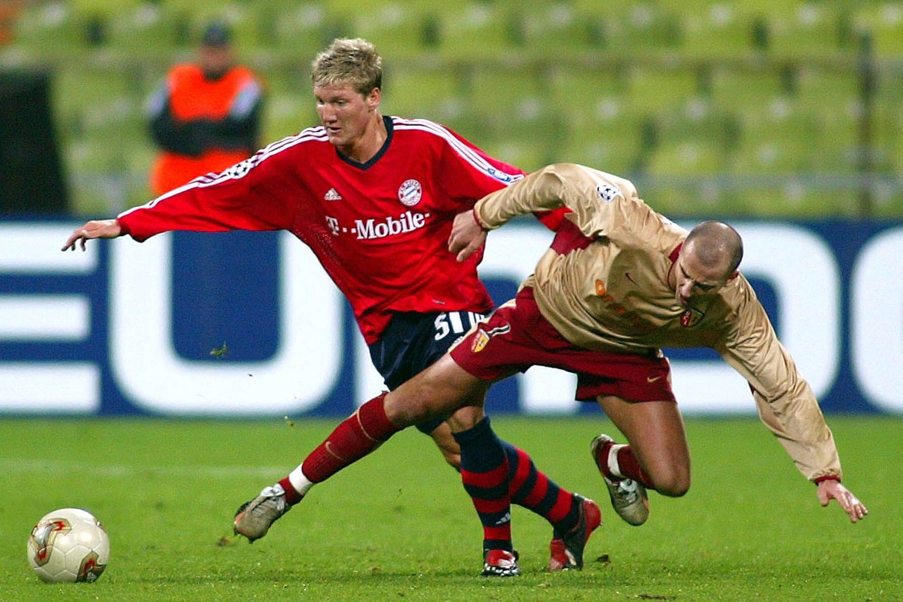 Am 13. November 2002 gab Schweinsteiger sein Debüt im Champions-League-Spiel gegen den RC Lens, als er in der 76. Minute für Bayern-Legende Mehmet Scholl eingewechselt wurde. Damals stand Ottmar Hitzfeld in seiner ersten Amtszeit bei den Bayern an der Seitenlinie.