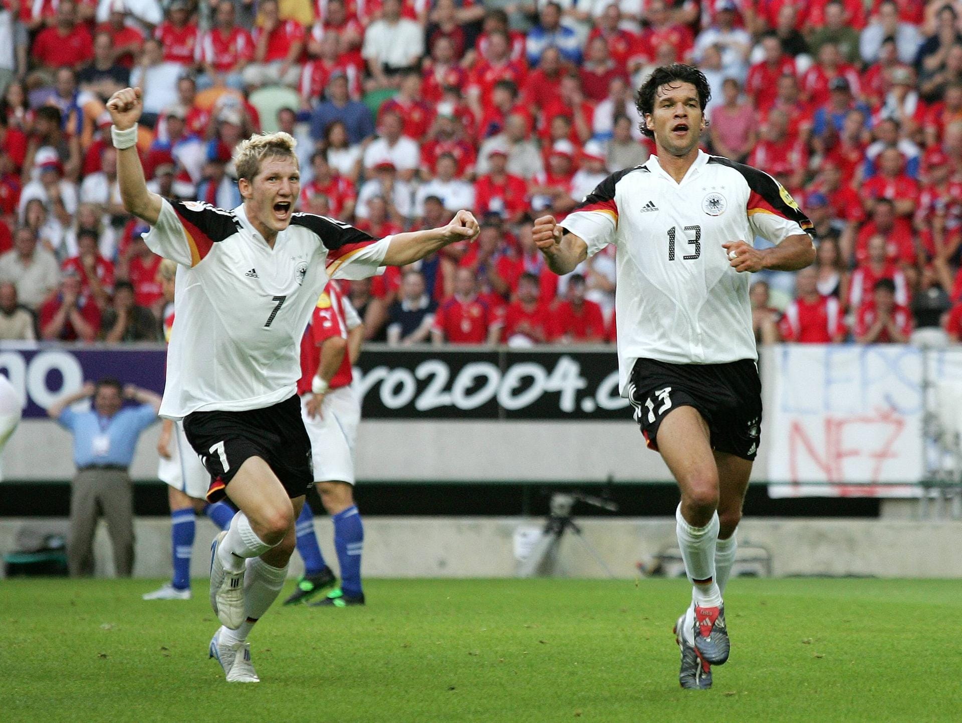 Als Perspektivspieler durfte der Münchner mit zur EM 2004 nach Portugal. Zwar scheiterte das enttäuschende DFB-Team bereits in der Vorrunde. Schweinsteiger konnte zu Michael Ballacks Traumtor gegen Tschechien allerdings eine Vorlage beisteuern.