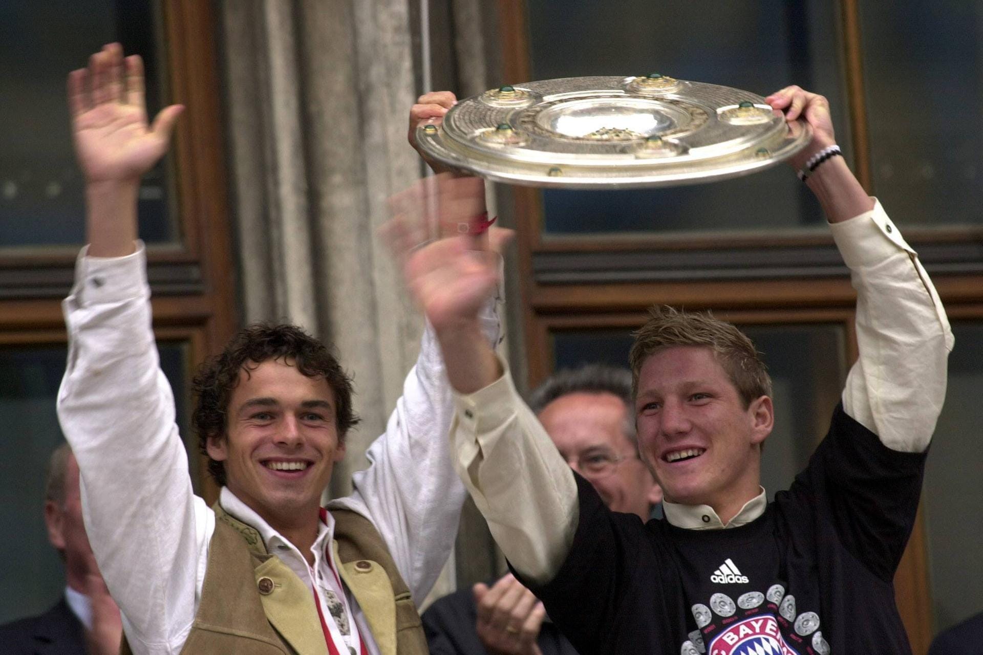 In seiner Debütsaison 2002/2003 feierte das Bayern-Eigengewächs seine erste Meisterschaft. Auf nationaler Ebene war das aber nur der Anfang: Insgesamt sollten es acht Deutsche Meisterschaften werden und sieben DFB-Pokalsiege, die er mit dem Rekordmeister feierte.