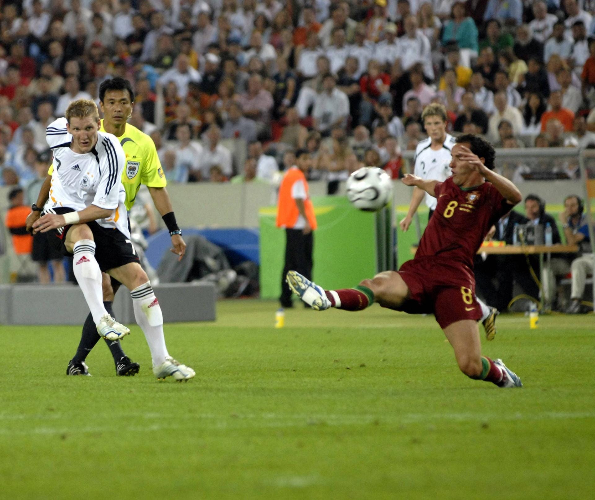WM 2006, Spiel um Platz drei: Deutschland trifft auf Portugal, Schweinsteiger schießt alle drei Tore beim 3:1-Sieg. Ein Treffer ist schöner als der andere.