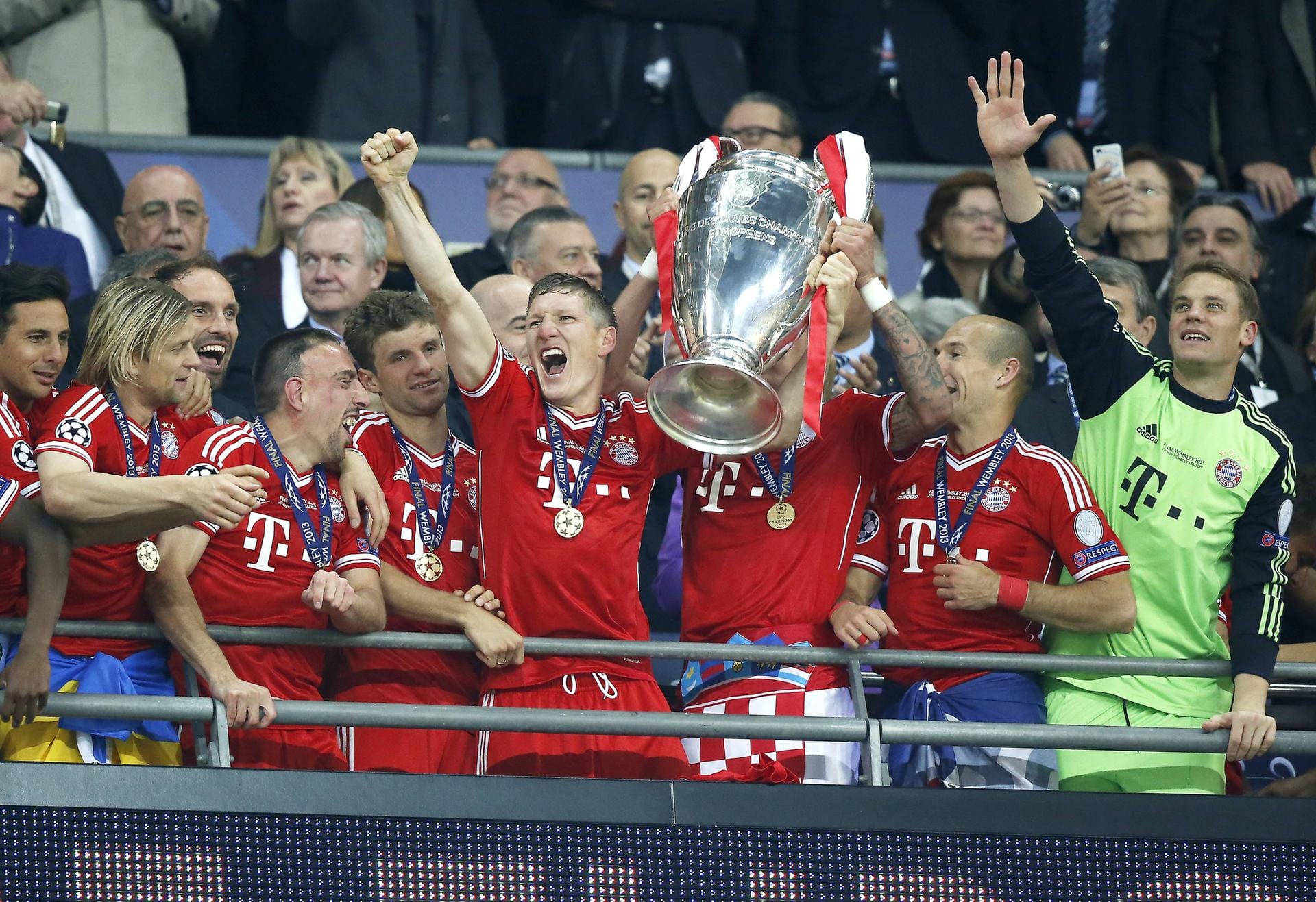 Ein Jahr später war es aber soweit: Gegen den Überraschungs-Finalisten aus Dortmund gewannen die Bayern mit Schweinsteiger als Mittelfeld-Strategen im Wembley-Stadion 2013 den Henkelpott.