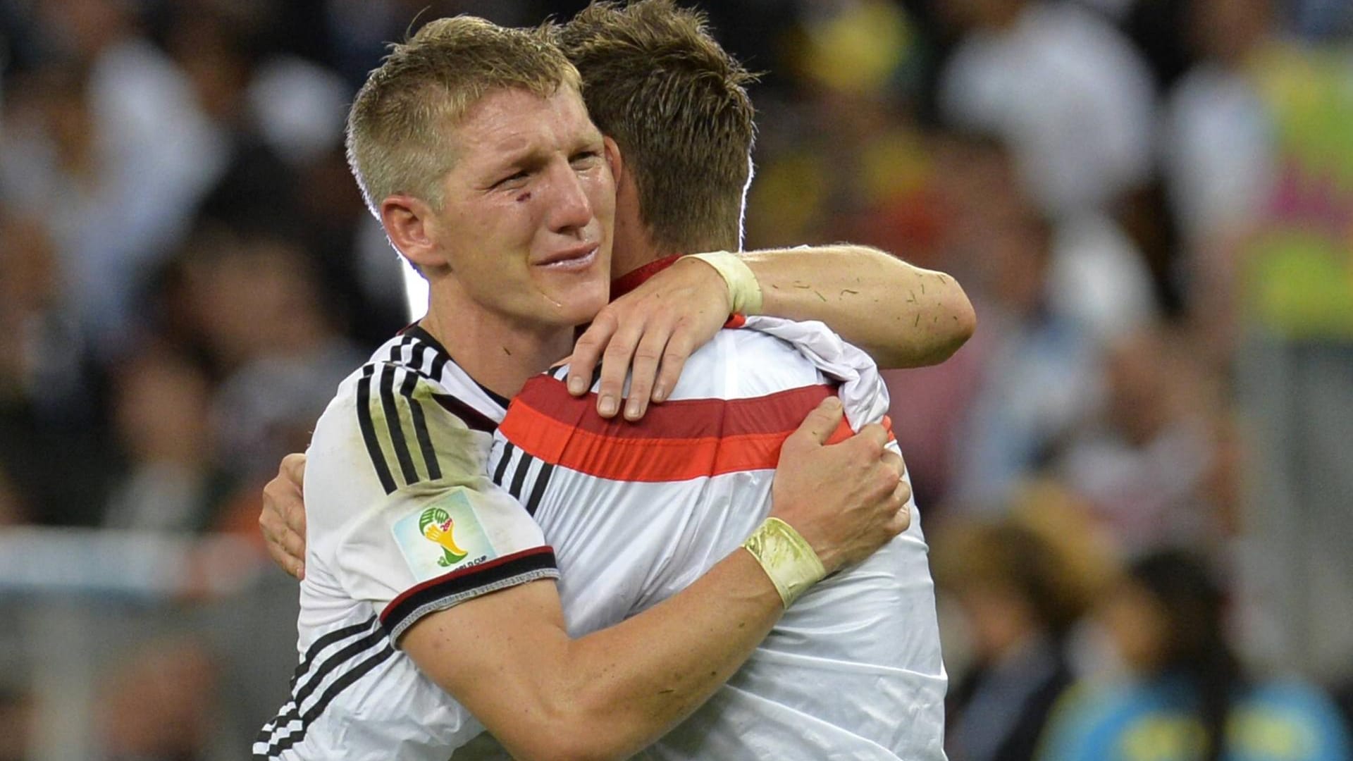 Der ehemalige deutsche Fußball-Nationalspieler Bastian Schweinsteiger wird nach dem Ende der aktuellen MLS-Saison seine Karriere beenden. Er blickt auf eine Laufbahn zurück. Hier zu sehen: Schweinsteiger nach dem WM-Final-Sieg 2014 in Brasilien. Doch los ging alles beim FC Bayern.