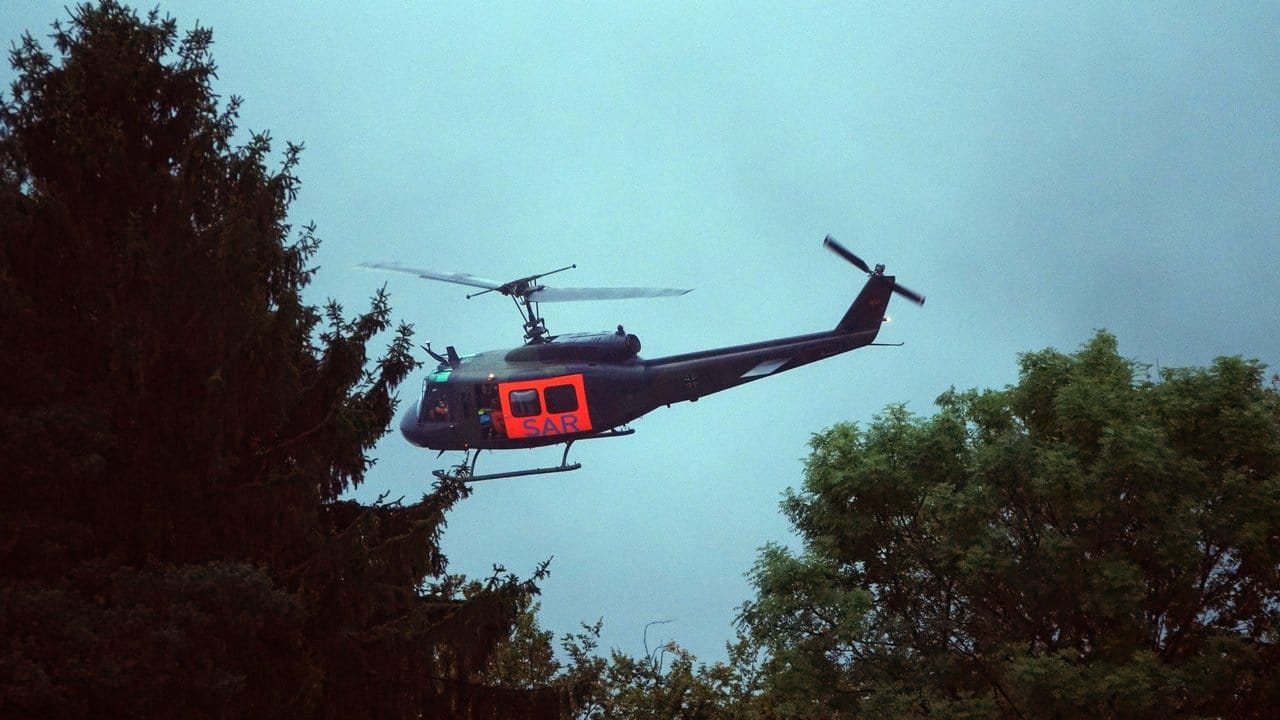 Ein Rettungshubschrauber des Militärs fliegt über dem Absturzgebiet in Zemmer-Rodt. Ein Rettungshubschrauber des Militärs fliegt über dem Absturzgebiet in Zemmer-Rodt.