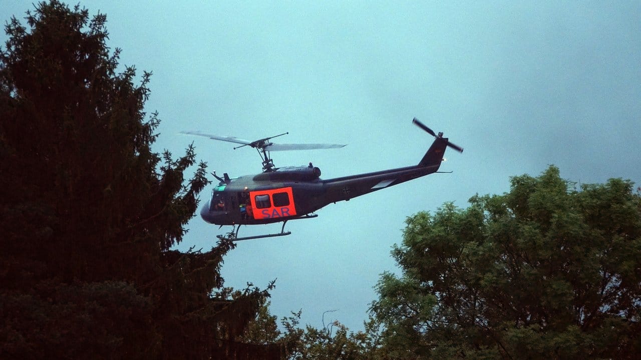 Ein Rettungshubschrauber des Militärs fliegt über dem Absturzgebiet in Zemmer-Rodt.