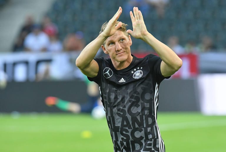 The Sun (England): „Bay, Bye, Bast. Ex-ManU-Star Bastian Schweinsteiger beendet seine Karriere mit 35 – und könnte zum FC Bayern zurückkehren.“