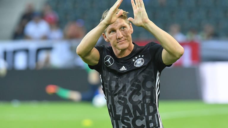 The Sun (England): „Bay, Bye, Bast. Ex-ManU-Star Bastian Schweinsteiger beendet seine Karriere mit 35 – und könnte zum FC Bayern zurückkehren.“