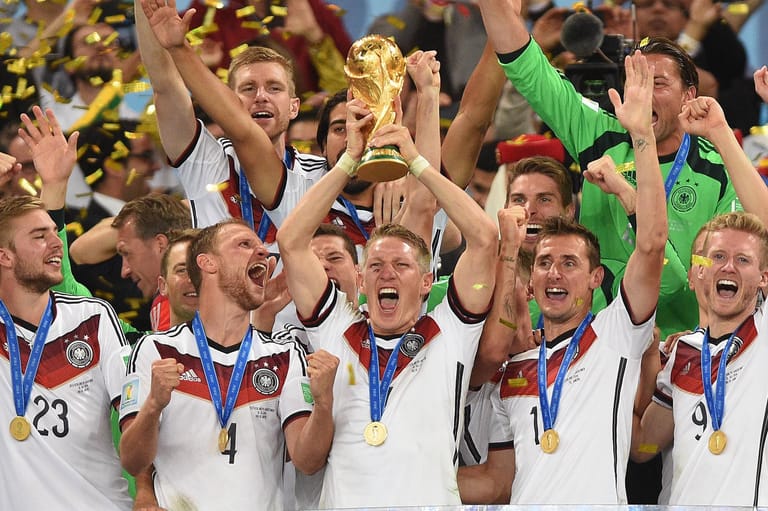 Ob in England, Spanien, Frankreich oder Italien: Auch die internationale Presse schreibt über die Bekanntgabe des Karriereendes von Fußball-Ikone Bastian Schweinsteiger. Ein Überblick.
