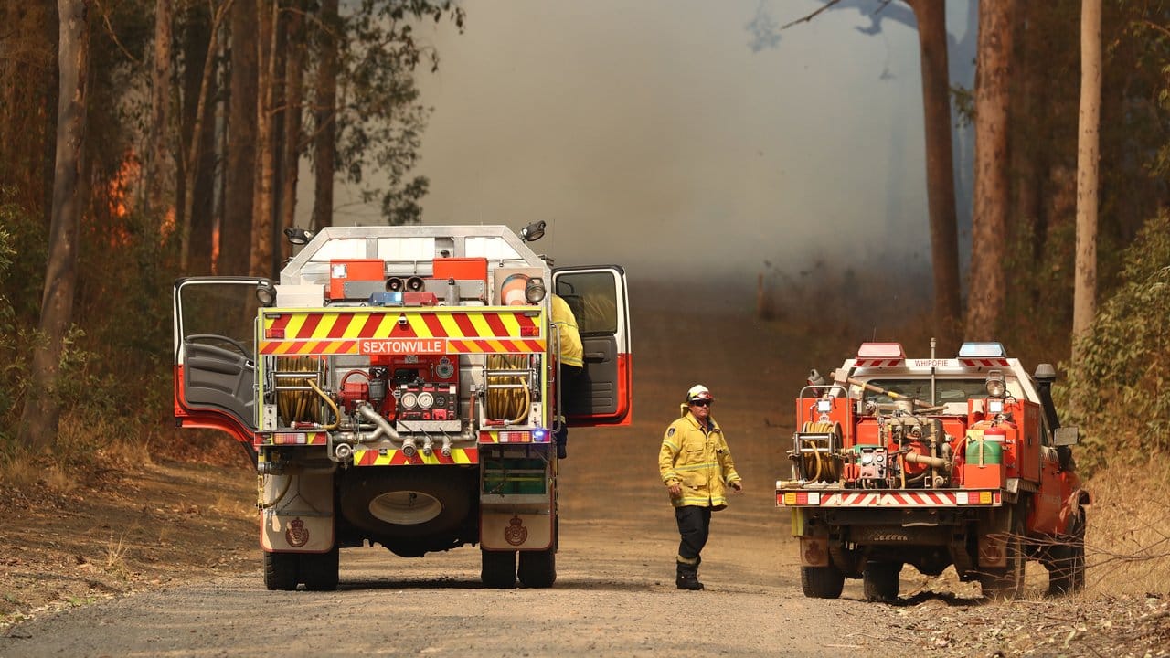 Feuerwehrleute sind bei Buschfeuern im nördlichen Bundesstaat New South Wales im Einsatz.