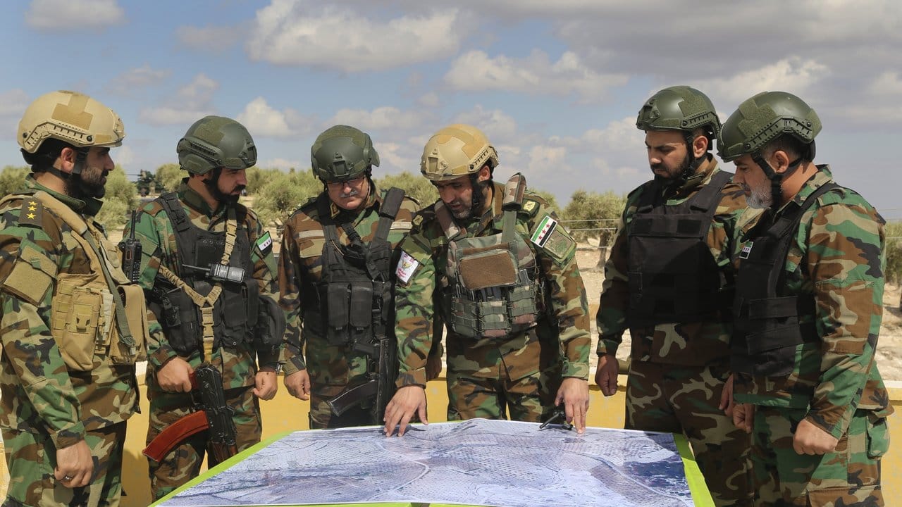 Lagebesprechung: Von der Türkei unterstützte Streitkräfte der "Freien Syrischen Armee" während eines Manövers in Vorbereitung auf einen möglichen türkischen Angriff.