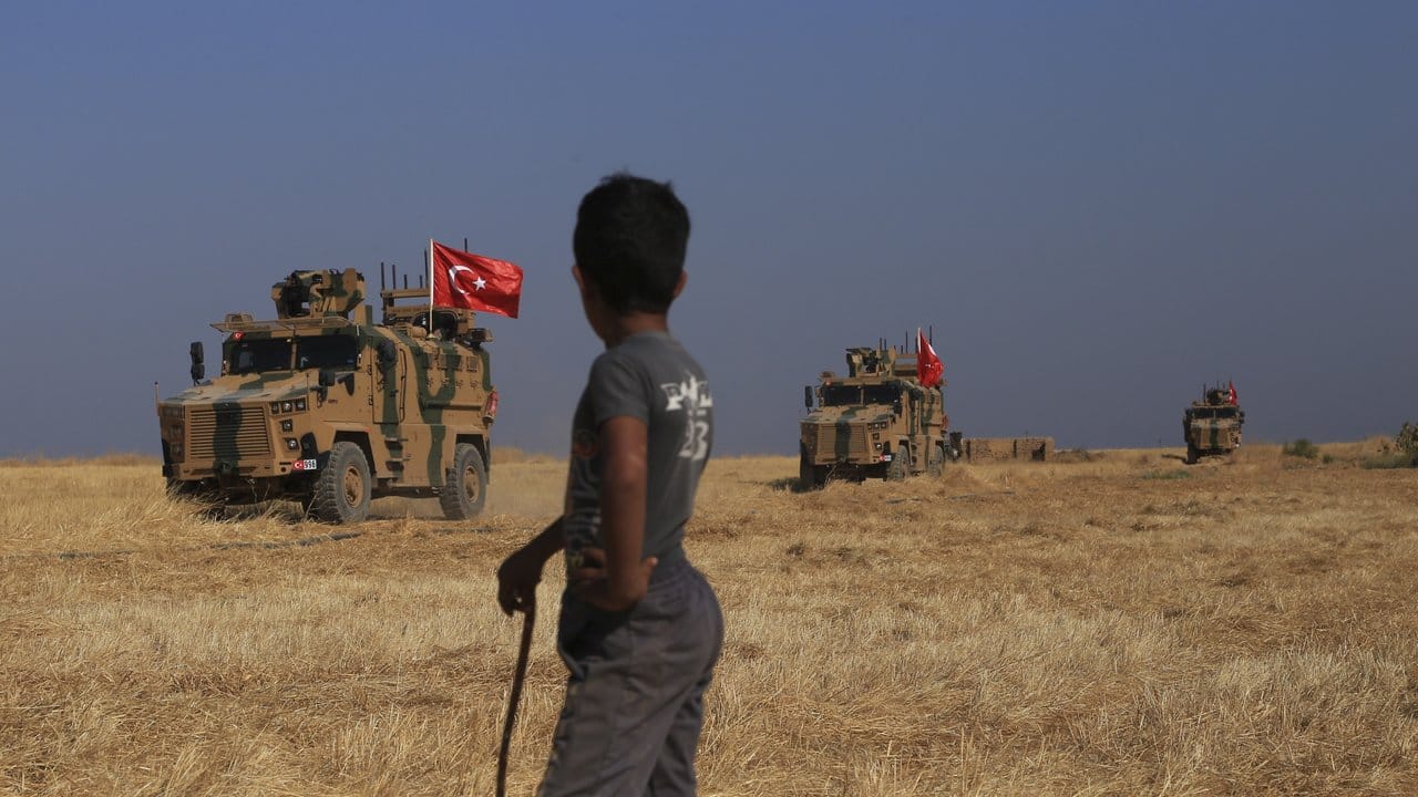 Türkische gepanzerte Fahrzeuge während einer gemeinsamen Bodenpatrouille mit US-Streitkräften in der sogenannten "Sicherheitszone".