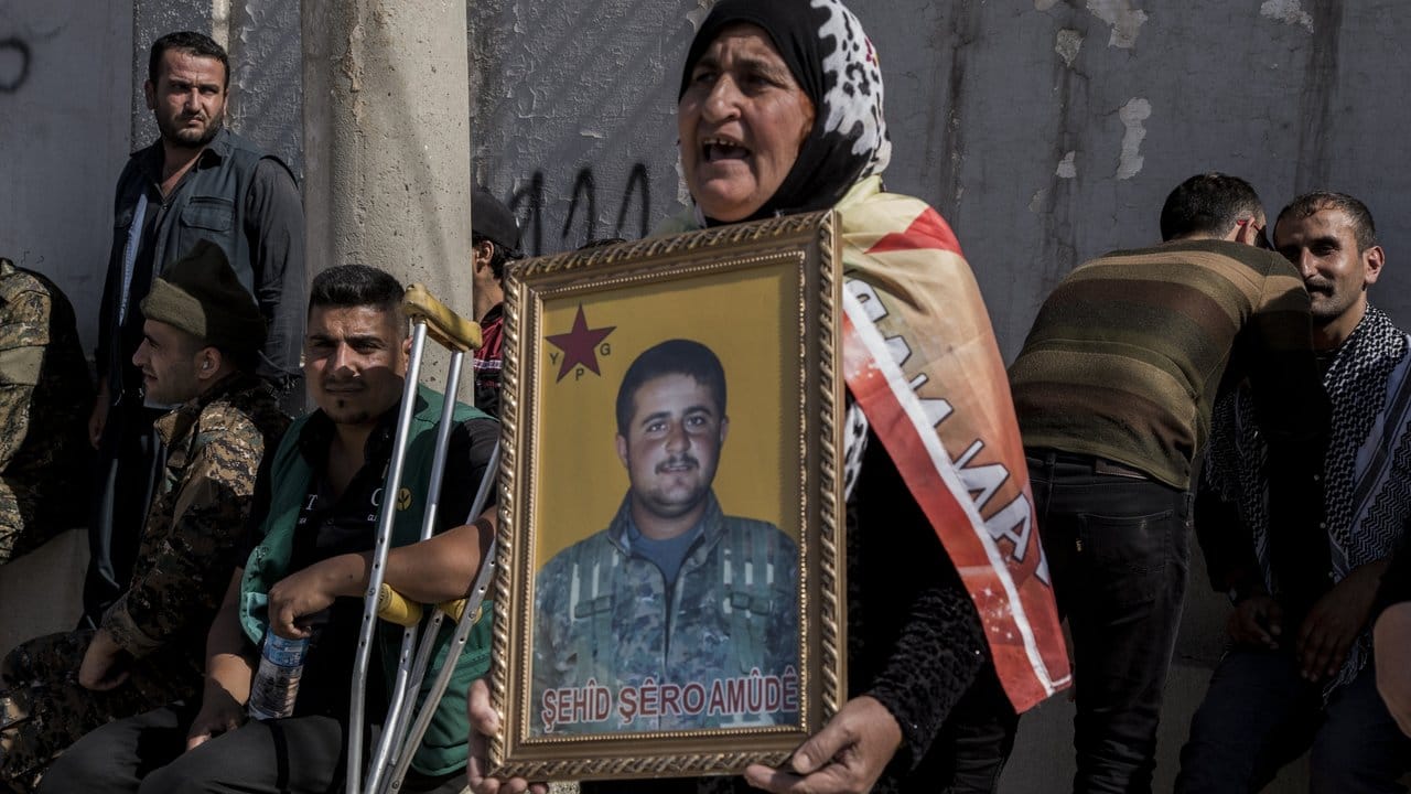 Protest gegen eine mögliche türkische Militäroffensive in Syrien: Eine Frau hält das Porträt eines kurdischen Kämpfers, der im Kampf gegen die Terrormiliz IS getötet wurde.