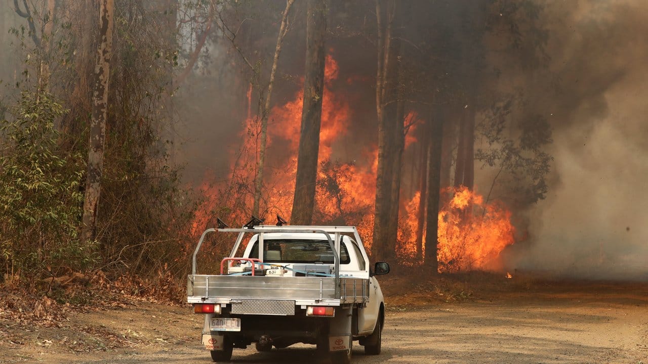 Viele der mehr als 65 aktiven Brände in den benachbarten Bundesstaaten New South Wales und Queensland sind weiter außer Kontrolle.