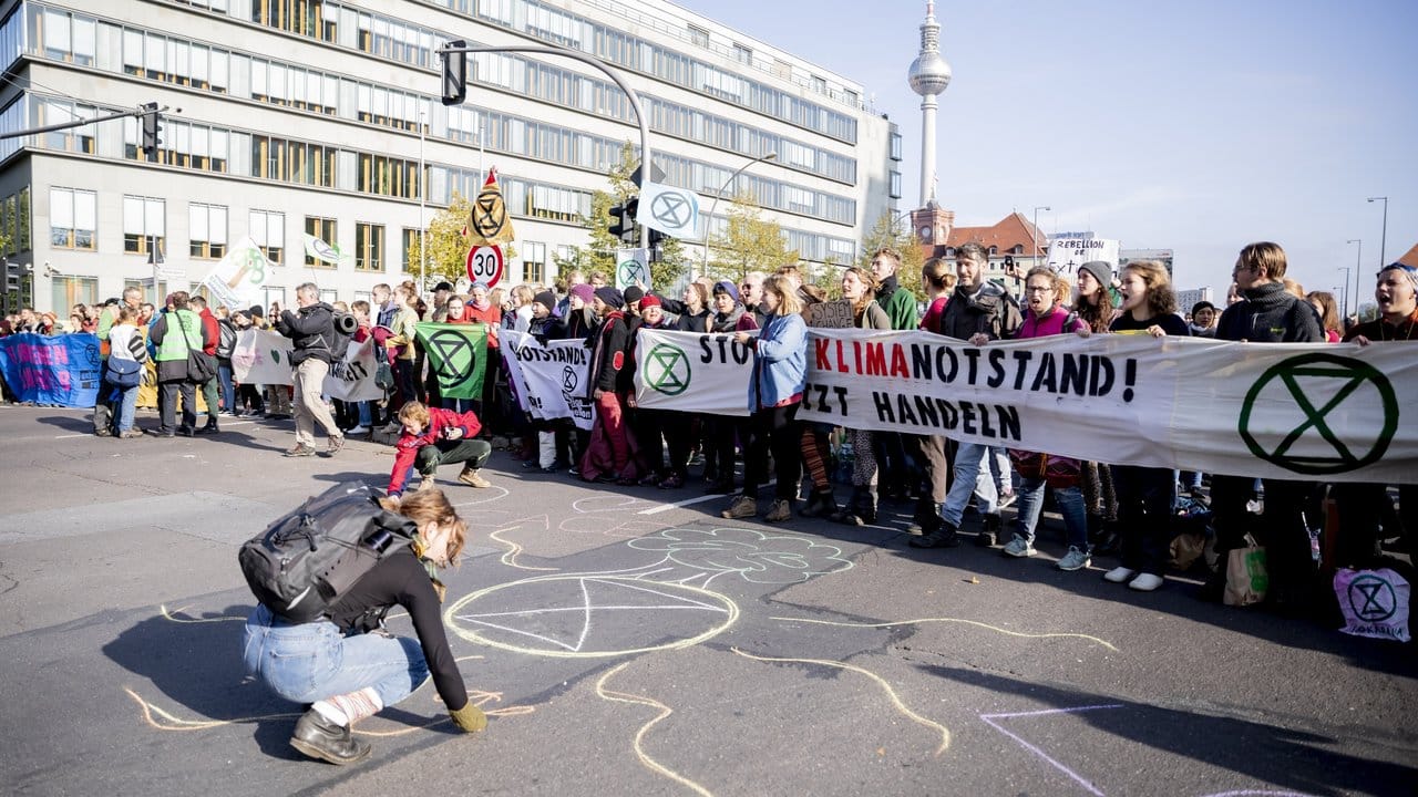 Aktivisten der Bewegung "Extinction Rebellion" blockieren den Mühlendamm im Zentrum von Berlin.