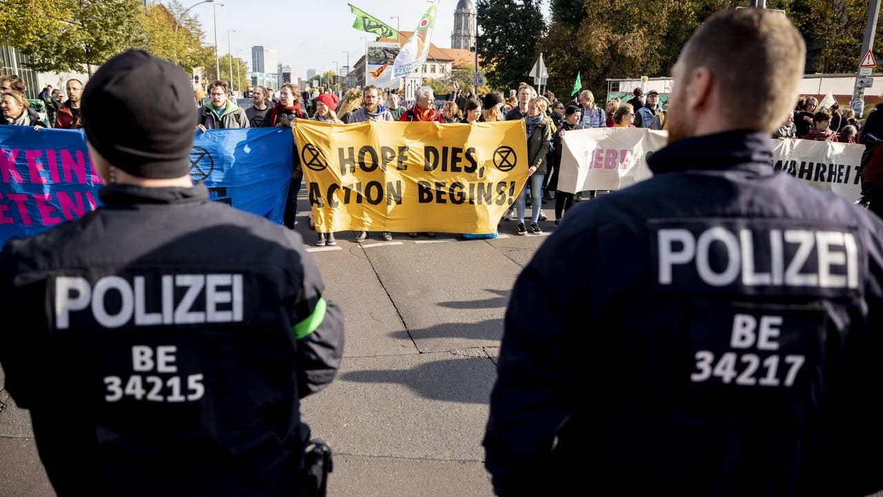 Polizeibeamte beobachten in Berlin eine Blockade der Bewegung "Extinction Rebellion".