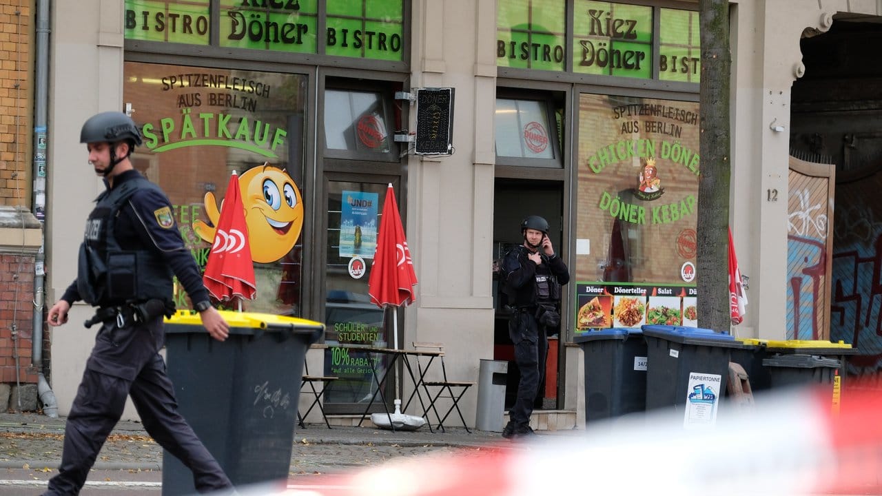 Polizisten in Halle/Saale: Bei Schüssen sind hier nach ersten Erkenntnissen zwei Menschen getötet worden. Polizisten in Halle/Saale: Bei Schüssen sind hier nach ersten Erkenntnissen zwei Menschen getötet worden.