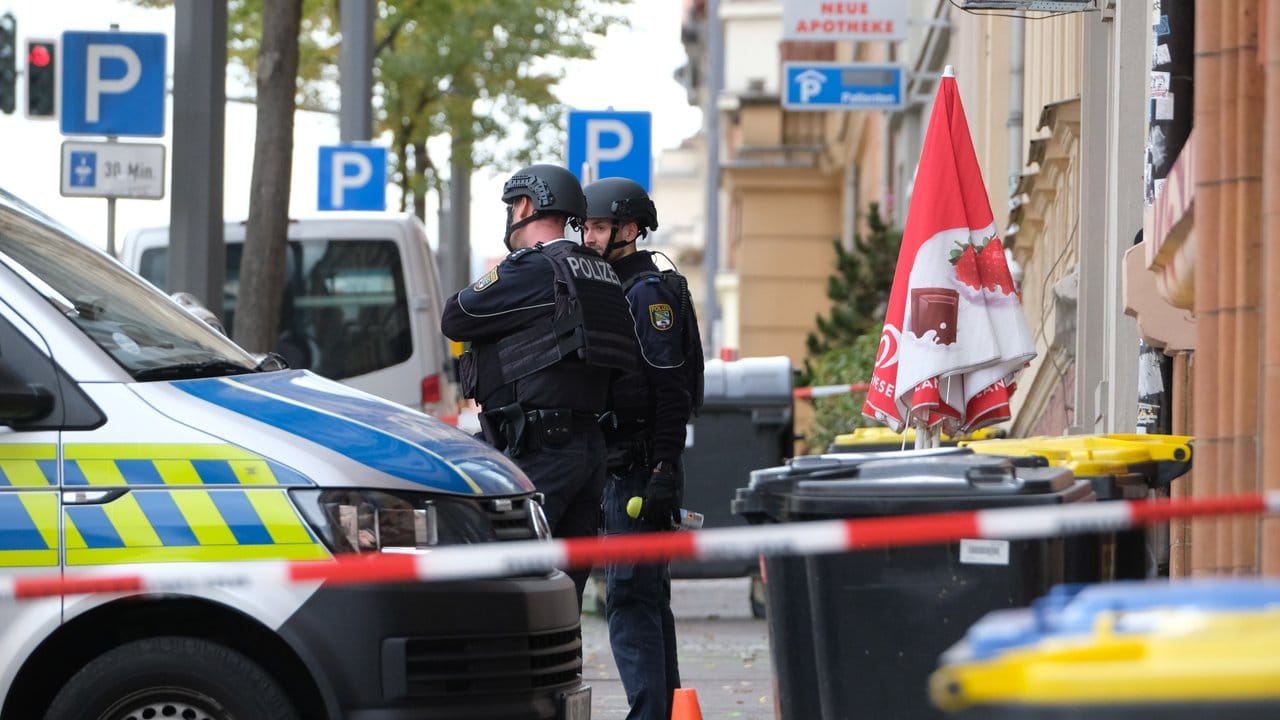 Polizisten sichern in Halle/Saale die Umgebung. Polizisten sichern in Halle/Saale die Umgebung.