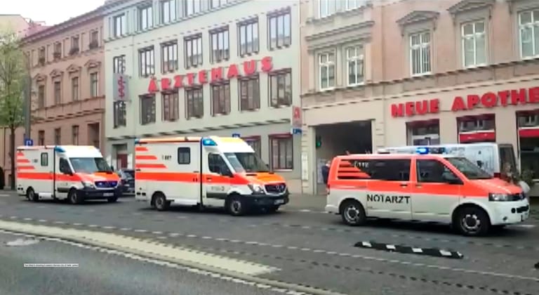 Krankenwagen in der Innenstadt von Halle: Die Krankenhäuser haben ihr Personal vorsorglich aufgestockt.