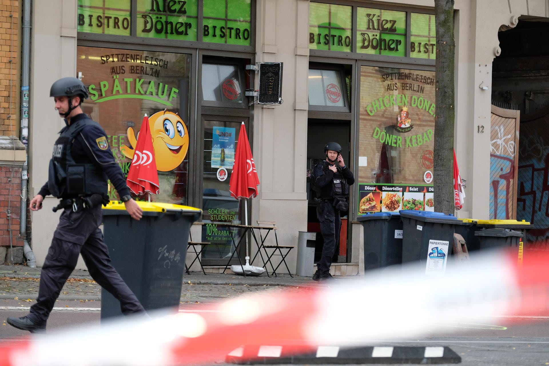 Polizist vor einem Imbiss in Halle/Saale: Der gesamte Bereich um den Tatort wurde abgesperrt.