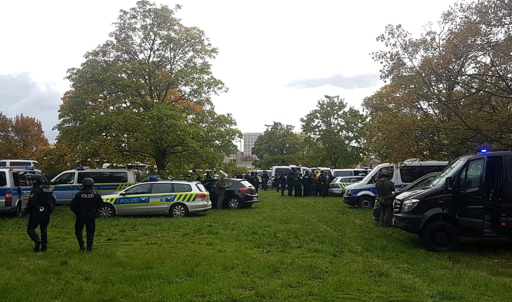 Die Polizei sammelt ihre Kräfte nahe dem Tatort: Beamte aus ganz Sachsen-Anhalt wurden am Mittwoch in Halle/Saale zusammengezogen.