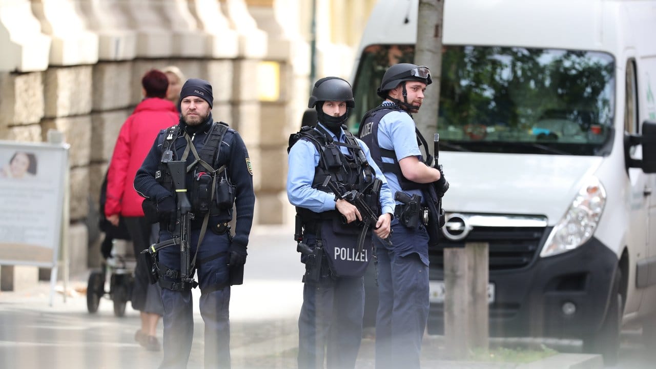 Nach den Schüssen in Halle und Landsberg sichern Polizisten die Umgebung vor der Israelitischen Religionsgemeinde zu Leipzig. Nach den Schüssen in Halle und Landsberg sichern Polizisten die Umgebung vor der Israelitischen Religionsgemeinde zu Leipzig.