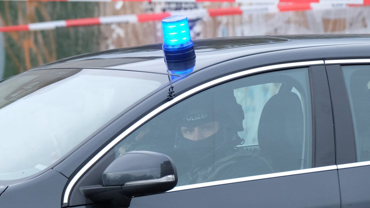 Auf dem Weg zum Einsatzort: In Halle und Landsberg sind massive Polizeikräfte mobilisiert worden. Auf dem Weg zum Einsatzort: In Halle und Landsberg sind massive Polizeikräfte mobilisiert worden.