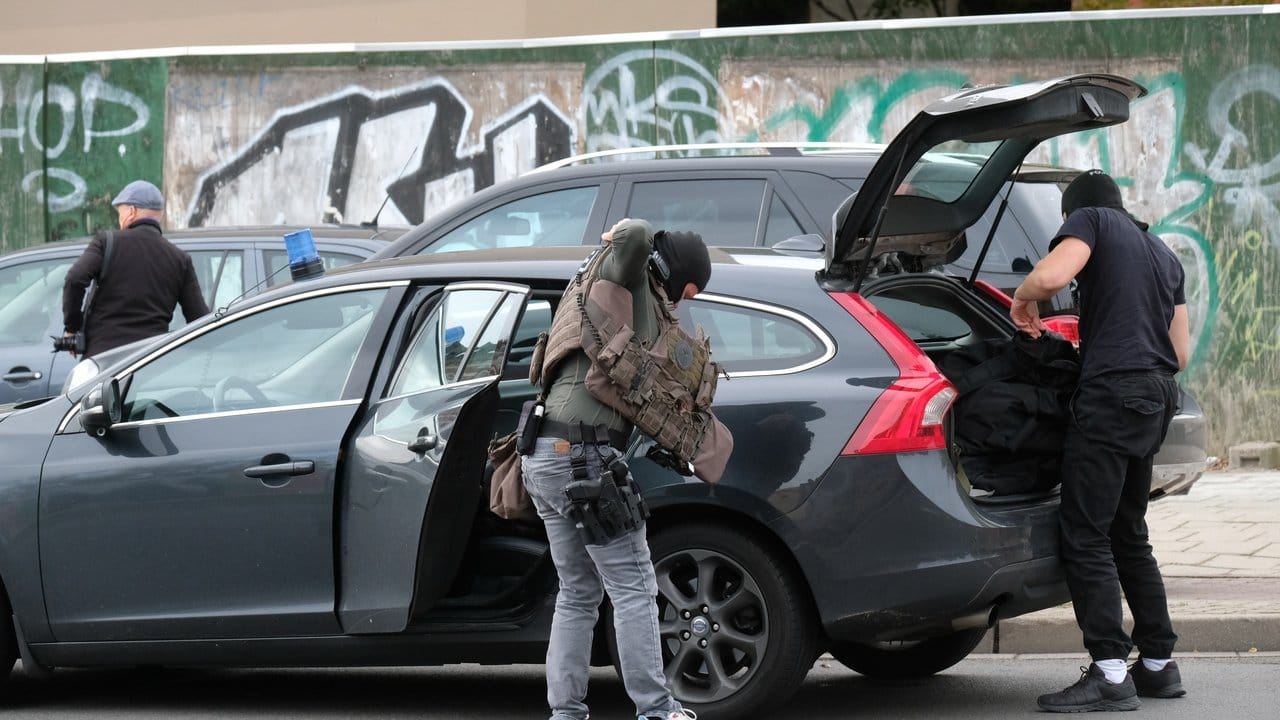 Vorbereitung: Einsatzkräfte legen in Halle ihre Ausrüstung an. Vorbereitung: Einsatzkräfte legen in Halle ihre Ausrüstung an.