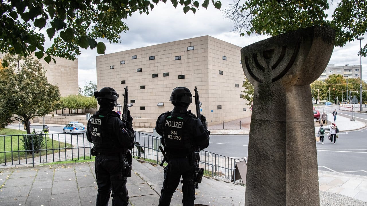 Polizisten stehen mit automatischen Waffen vor der Dresdener Synagoge. Polizisten stehen mit automatischen Waffen vor der Dresdener Synagoge.