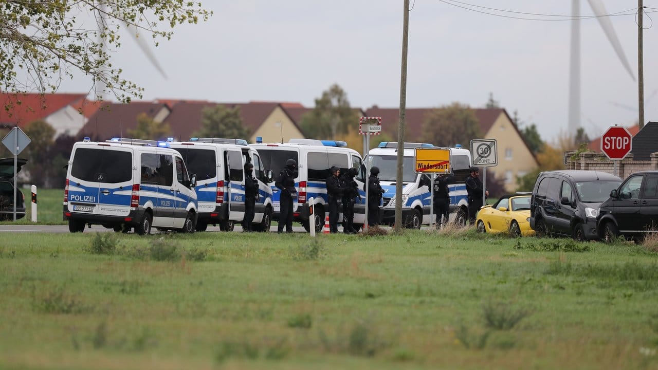 Polizisten sichern die Umgebung von Wiedersdorf/Landsberg. Polizisten sichern die Umgebung von Wiedersdorf/Landsberg.