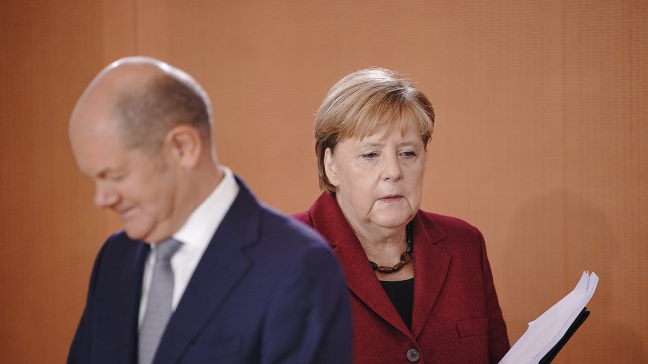 Bundeskanzlerin Angela Merkel, kommt neben Olaf Scholz, Bundesfinanzminister, zur Sitzung des Bundeskabinetts im Kanzleramt.