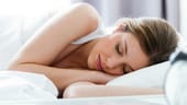2. Schlaf und Ruhepausen: Schlaf ist eine der besten Sofortmaßnahmen bei überanspruchten Augen. Regelmäßige Ruhezeiten für die Augen sowie ein Schlafpensum von sieben bis acht Stunden helfen, die Augen zu entspannen und die gereizte Augenoberfläche zu regenerieren.