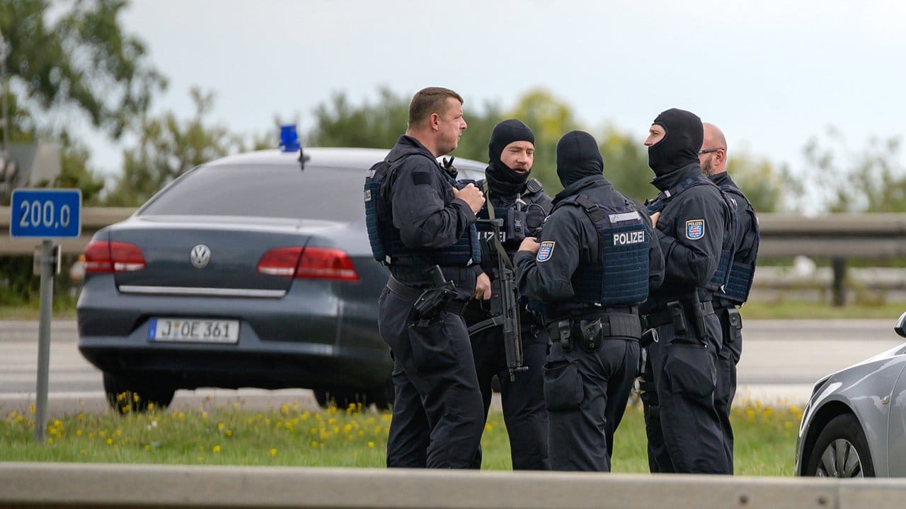 Bewaffnete Polizisten stehen mit zivilen Einsatzfahrzeugen an der Autobahnabfahrt Nohra. Bewaffnete Polizisten stehen mit zivilen Einsatzfahrzeugen an der Autobahnabfahrt Nohra.