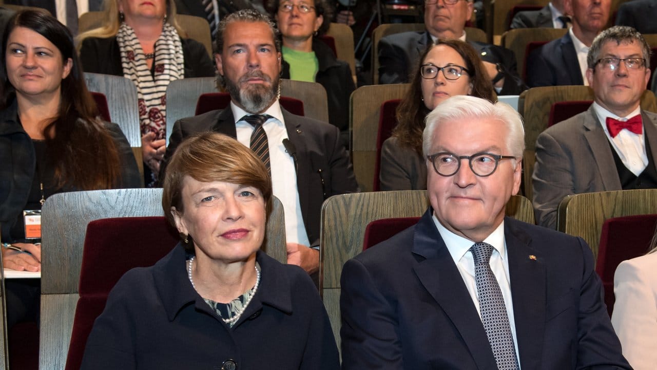 Bundespräsident Frank-Walter Steinmeier und seine Frau Elke Büdenbender nehmen im Gewandhaus Leipzig am Festakt zu 30 Jahren Friedliche Revolution teil.