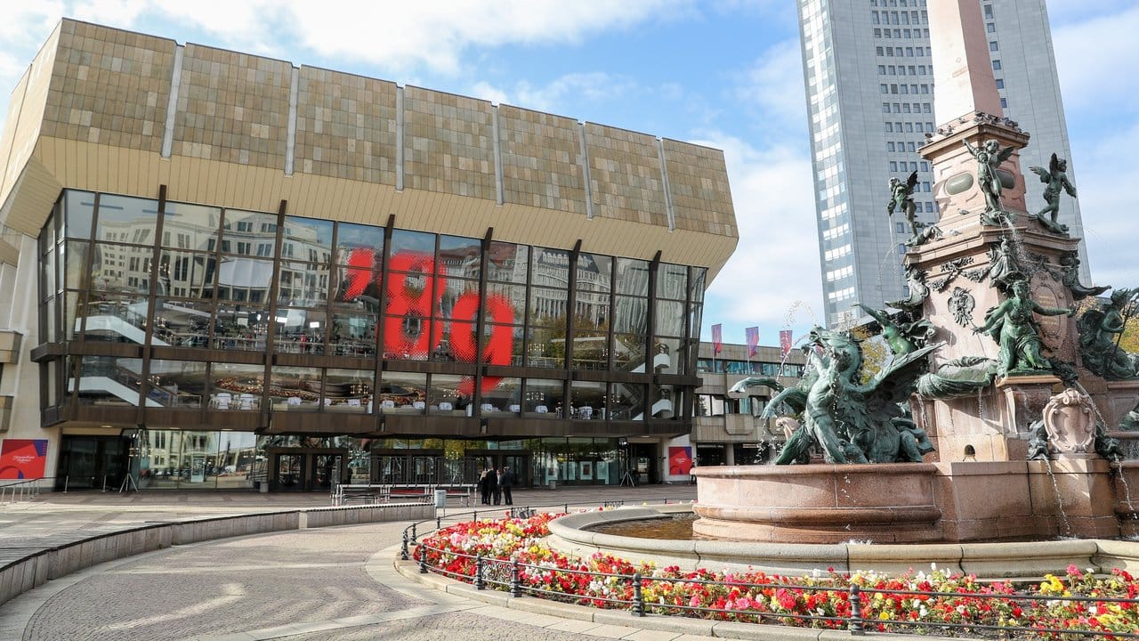 Eine überdimensionale "89" hängt an der Glasfassade des Leipziger Gewandhauses.