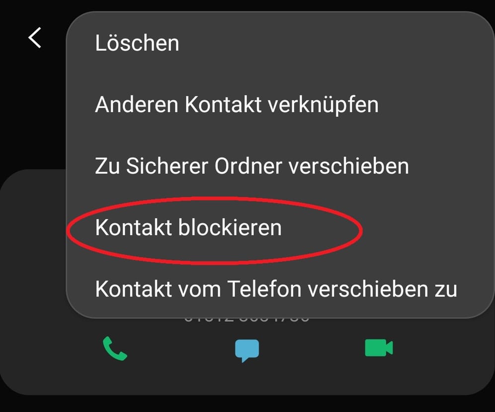 Hier wählen Sie die Option "Nummer blockieren" oder "Kontakt blockieren". Die Funktion kann je nach Ihrem Gerät und Android-Version anders heißen. Der Kontakt befindet sich dann auf Ihrer Sperrliste und ist eventuell mit einem entsprechenden Symbol versehen.