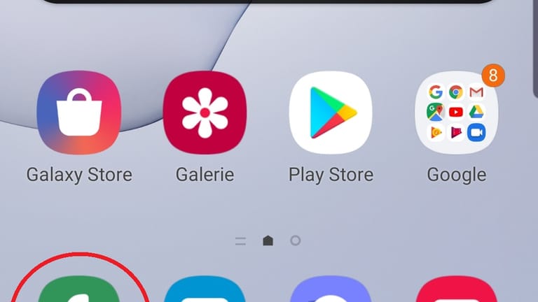 Unter Android können Sie Nummern mithilfe der Telefon-App Ihres Smartphones blockieren. Klicken Sie dafür auf das Hörer-Symbol auf dem Bildschirm.